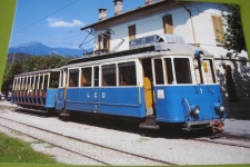 Dino Bahnhof mit Zug