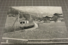 Zug oberhalb vom Bahnhof von Inden