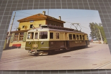 Ins Bahnhofplatz mit Zug