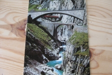Andermatt Schöllenenschlucht mit Zug 