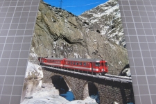 Schöllenenschlucht mit Zug 