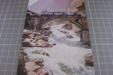 Schöllenenschlucht mit Zug