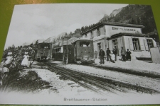 Breitlauenen Bahnhof mit zwei Zügen