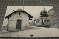 Zug im Bahnhof von Inden