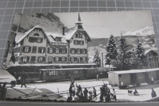 Grindelwald mit Bahnhof und Zug 