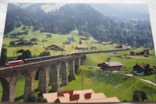 Kandersteg mit Zug und rotem Pfeil