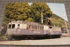 Zug beim Bahnhof von Leuk