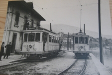 Serrières Bahnhof mit Tram 