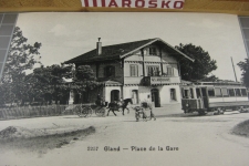 Gland Bahnhofplatz mit Tram