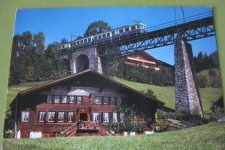 Gstaad mit Brücke und Zug