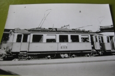 Zug Bahnhof mit Strassenbahn