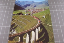 Sedrun Bugnei Viadukt mit Zug 