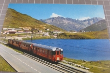 Oberalp Passhöhe mit Zug 