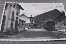 Chambrelien Bahnhof mit Zug